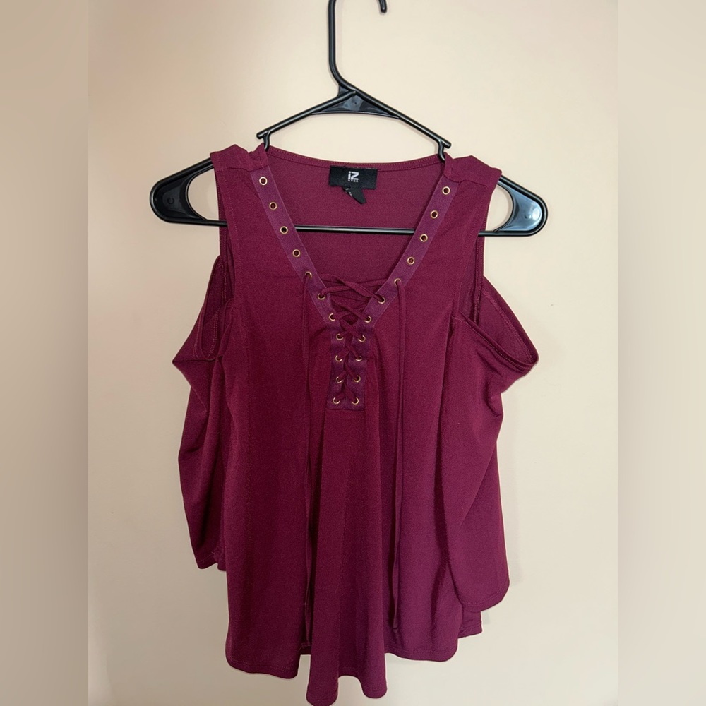 IZ byer love sleeve open shoulder top, Size small